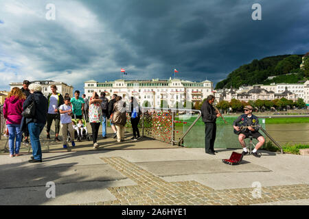 Salzbourg, Autriche - 25 juillet, 2017. Les touristes sur l'amour se verrouille Makartsteg pont sur la Salzach à Salzbourg , Autriche. Banque D'Images