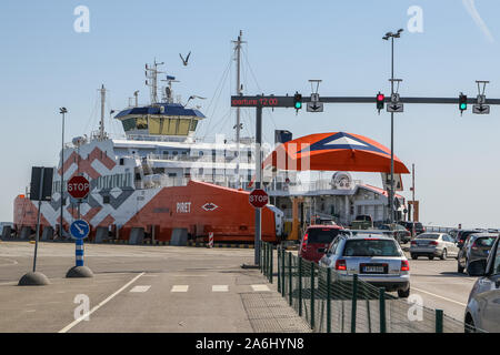 Le traversier reliant Piret / Muhu Saaremaa îles et continent est vu en Kuivastu, l'Estonie, le 29 avril 2019 © Michal Fludra / Alamy Live News Banque D'Images