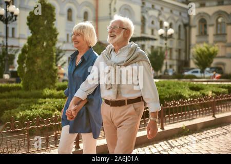 L'amour vrai n'a pas de date d'expiration. Heureux et beau couple holding hands alors que la marche à l'extérieur Banque D'Images