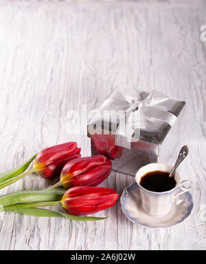 Trois tulipes rouges sur fond clair. Place pour le texte. Banque D'Images