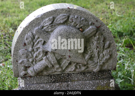 Le cimetière Mennonite est vu dans Malborskie Stogi (Pologne), le 18 mai 2019 Village de Stogi a été fondée en 1562 dans le domaine de l'Zulawy), et 3 ans plus tard a été loué pour les colons hollandais, les Mennonites. Les Mennonites sont adeptes d'un mouvement religieux, une faction de l'anabaptisme, qui a été créé aux Pays-Bas au 16e siècle © Michal Fludra / Alamy Live News Banque D'Images