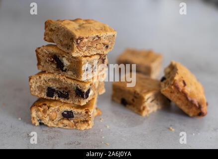 Blondie brownies avec du beurre d'arachides et de chocolat blanc. La maison, un délicieux dessert. Banque D'Images