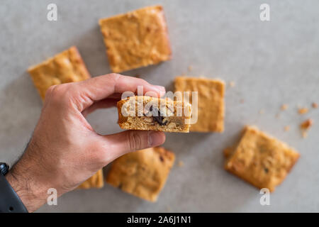 Blondie brownies avec du beurre d'arachides et de chocolat blanc. La maison, un délicieux dessert. Banque D'Images