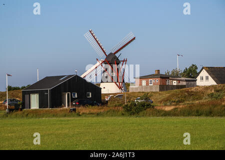 Ancien moulin à vent est vu sur l'île de Mando, Danemark le 27 juillet 2019 mand¿ est l'une des îles de la mer des Wadden danoise au large de la côte sud-ouest du Jutland, au Danemark dans la mer des Wadden, (mer du Nord). L'île couvre une superficie de 7,63 kilomètres carrés et compte 40 habitants. © Michal Fludra / Alamy Live News Banque D'Images
