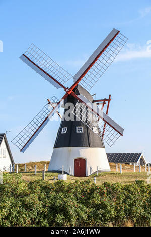 Ancien moulin à vent est vu sur l'île de Mando, Danemark le 27 juillet 2019 mand¿ est l'une des îles de la mer des Wadden danoise au large de la côte sud-ouest du Jutland, au Danemark dans la mer des Wadden, (mer du Nord). L'île couvre une superficie de 7,63 kilomètres carrés et compte 40 habitants. © Michal Fludra / Alamy Live News Banque D'Images