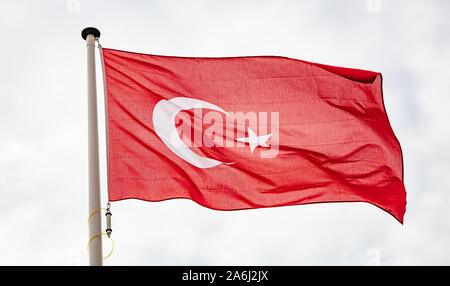 Drapeau de la Turquie. Signe et symbole national turc forme sur un mât against cloudy sky background Banque D'Images