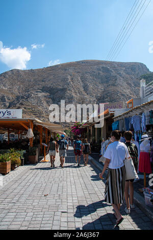 Kamari, Grèce - 14 juillet 2019 : les touristes et de shopping et flâner parmi les boutiques et restaurants le long du front road Banque D'Images
