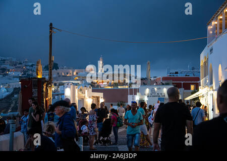 Fira, Grèce - 14 juillet 2019 : Nuit coup de touristes marchant le long de la falaise route de Ipapantis Banque D'Images