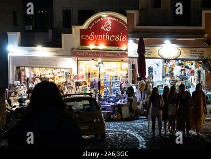 Fira, Grèce - 14 juillet 2019 : La fin de nuit en passant par les acheteurs bijouterie Synthèse sur la rue Mitropoleos Banque D'Images