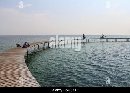Les gens à pied par le pont de l'infini (Den Uendelige Bro) en forme de cercle - jetée en bois construit sur un littoral de la Baie d'Aarhus sur une plage de Varna/Ballehage Beach, créé par l'architecte Niels Povlsgaard Gjødes et Johan sont vus à Aarhus, Danemark, le 30 juillet 2019 © Michal Fludra / Alamy Live News