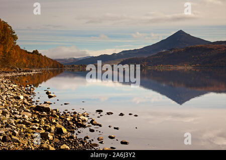 Station House mountain, un Munro, reflétée dans le Loch Rannoch, Perth et Kinross, Scotland, UK Banque D'Images