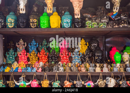 Une boutique de souvenirs vendant des souvenirs typiques et de l'artisanat de Bali au célèbre marché d'Ubud, Indonésie. Marché balinais. Souvenirs de bois et de l'artisanat Banque D'Images