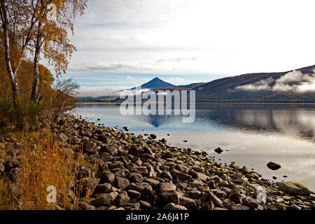 Station House mountain, un Munro, reflétée dans le Loch Rannoch, Perth et Kinross, Scotland, UK Banque D'Images