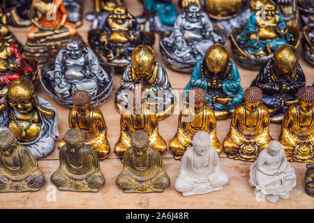 Une boutique de souvenirs vendant des souvenirs typiques et de l'artisanat de Bali au célèbre marché d'Ubud, Indonésie. Marché balinais. Souvenirs de bois et de l'artisanat Banque D'Images