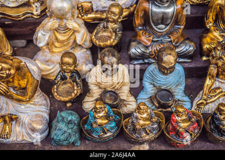 Une boutique de souvenirs vendant des souvenirs typiques et de l'artisanat de Bali au célèbre marché d'Ubud, Indonésie. Marché balinais. Souvenirs de bois et de l'artisanat Banque D'Images