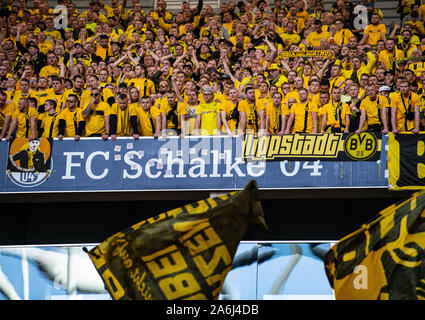 Gelsenkirchen, Allemagne. 26Th Oct, 2019. Soccer : Bundesliga, le FC Schalke 04 - Borussia Dortmund, 9e journée de la Veltins Arena. Fans de Borussia Dortmund sont debout dans le bloc au-dessus d'une bande de publicité avec l'inscription : "FC Schalke 04'. Credit : Guido Kirchner/dpa/Alamy Live News Banque D'Images