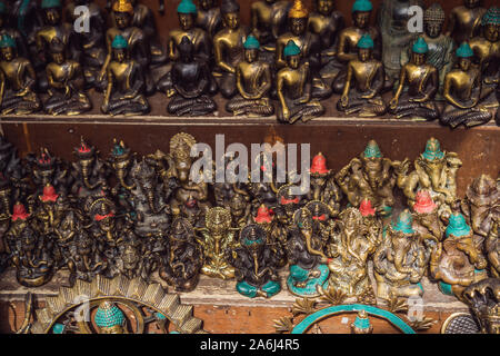 Une boutique de souvenirs vendant des souvenirs typiques et de l'artisanat de Bali au célèbre marché d'Ubud, Indonésie. Marché balinais. Souvenirs de bois et de l'artisanat Banque D'Images