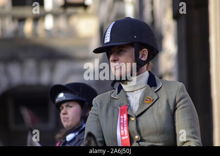 Les cavaliers et les chiffres au cours de la Civic 2019 Équitation des marches à Édimbourg en Écosse au Royaume-Uni. Plus de 250 chevaux et cavaliers ont pris part à l'événement. Banque D'Images
