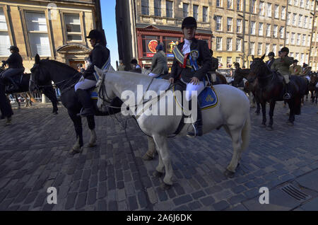 Les cavaliers et les chiffres au cours de la Civic 2019 Équitation des marches à Édimbourg en Écosse au Royaume-Uni. Plus de 250 chevaux et cavaliers ont pris part à l'événement. Banque D'Images