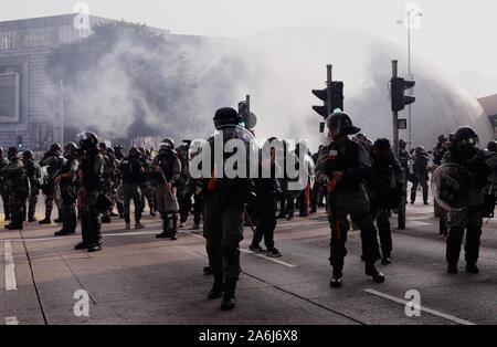Hong Kong, Chine. 27 Oct, 2019. Des milliers de manifestants se sont rassemblés à l'extérieur de l'hôtel Peninsula sur Nathan Road, gaz lacrymogènes sont utilisés pour disperser les manifestants.Oct 27, 2019 Hong Kong. Credit : Liau Chung-ren/ZUMA/Alamy Fil Live News Banque D'Images