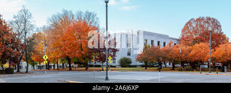 Salem, Oregon - 27 octobre 2019 : Construction de bibliothèque d'état de l'Oregon en saison d'automne Banque D'Images