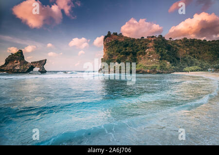 Plage de Nusa Penida Island Atuh paysage littoral. Le tourisme balnéaire magnifique pour des vacances. Vue panoramique sur le rocher et les vagues de l'océan. Paysage côtier dans de bonnes conditions météorologiques, jour et ciel nuageux Banque D'Images