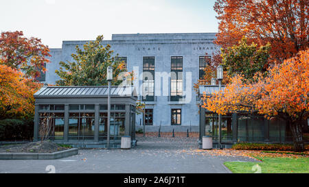 Salem, Oregon - 27 octobre 2019 : Construction de bibliothèque d'état de l'Oregon en saison d'automne Banque D'Images