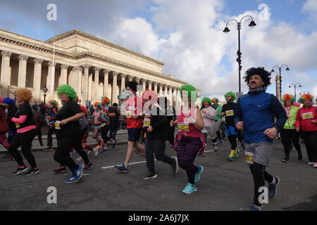 Liverpool, Royaume-Uni. 27 octobre 2019. Arriva l'Liverpool Scouse 5k fun run où tout le monde obtient un choix de couleur perruque à l'usure de la journée. Couleurs : Rose tendre, Rouge Kopite, le Caramel bleu, noir et mauve représentant une poubelle.Credit : Ken Biggs/Alamy Live News. Banque D'Images