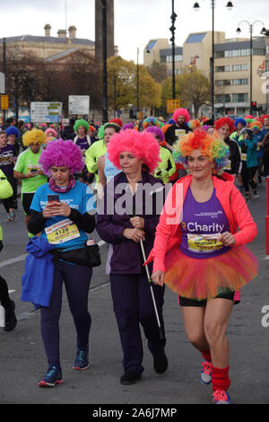 Liverpool, Royaume-Uni. 27 octobre 2019. Arriva l'Liverpool Scouse 5k fun run où tout le monde obtient un choix de couleur perruque à l'usure de la journée. Couleurs : Rose tendre, Rouge Kopite, le Caramel bleu, noir et mauve représentant une poubelle.Credit : Ken Biggs/Alamy Live News. Banque D'Images