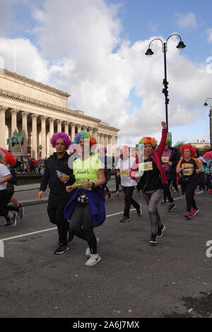 Liverpool, Royaume-Uni. 27 octobre 2019. Arriva l'Liverpool Scouse 5k fun run où tout le monde obtient un choix de couleur perruque à l'usure de la journée. Couleurs : Rose tendre, Rouge Kopite, le Caramel bleu, noir et mauve représentant une poubelle.Credit : Ken Biggs/Alamy Live News. Banque D'Images