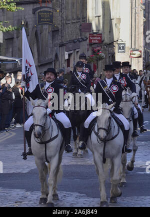 Les cavaliers et les chiffres au cours de la Civic 2019 Équitation des marches à Édimbourg en Écosse au Royaume-Uni. Plus de 250 chevaux et cavaliers ont pris part à l'événement. Banque D'Images