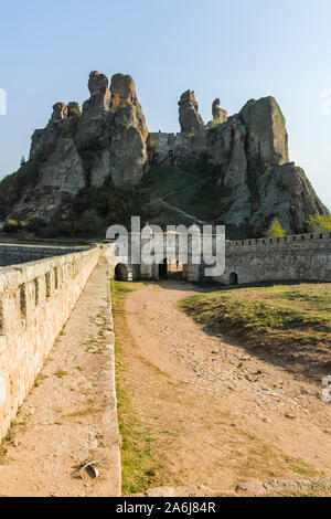 BELOGRADCHIK, BULGARIE - 19 octobre 2019 : vue du coucher des ruines de la forteresse de Belogradchik appelé Kaleto, Région de Vidin, Bulgarie Banque D'Images