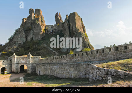 BELOGRADCHIK, BULGARIE - 19 octobre 2019 : vue du coucher des ruines de la forteresse de Belogradchik appelé Kaleto, Région de Vidin, Bulgarie Banque D'Images