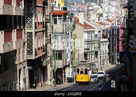 Lisboa, Portugal. Sep 17, 2019. Une ligne de tramway 28 voyages d'une montagne par un quartier résidentiel. Crédit : Jan Woitas/dpa-Zentralbild/dpa/Alamy Live News Banque D'Images