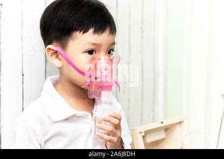 Le Garçon Inhale Avec Un Nébulisateur. L'enfant Est Traité Avec Une Toux.  Photo stock - Image du santé, froid: 223078402