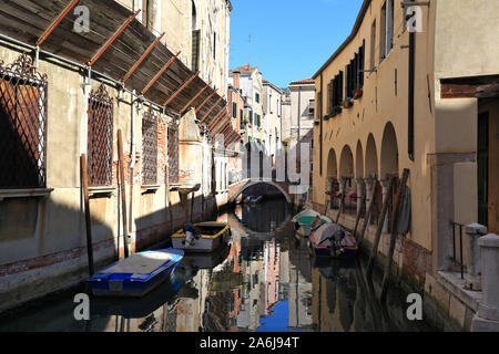 Venise, un canal tranquille avec une traversée de pont - Italie Banque D'Images