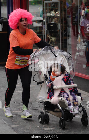 Liverpool, Royaume-Uni. 27 octobre 2019. Arriva l'Liverpool Scouse 5k fun run où tout le monde obtient un choix de couleur perruque à l'usure de la journée. Couleurs : Rose tendre, Rouge Kopite, le Caramel bleu, noir et mauve représentant une poubelle.Credit : Ken Biggs/Alamy Live News. Banque D'Images