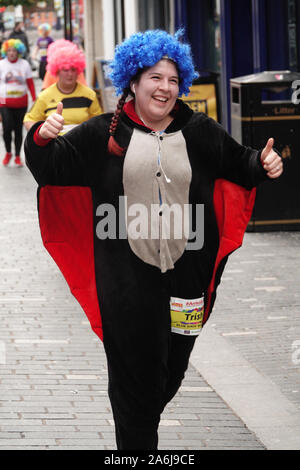 Liverpool, Royaume-Uni. 27 octobre 2019. Arriva l'Liverpool Scouse 5k fun run où tout le monde obtient un choix de couleur perruque à l'usure de la journée. Couleurs : Rose tendre, Rouge Kopite, le Caramel bleu, noir et mauve représentant une poubelle.Credit : Ken Biggs/Alamy Live News. Banque D'Images