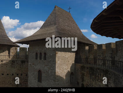 Tour Médiévale et mur forteresse vu de cour intérieure Banque D'Images