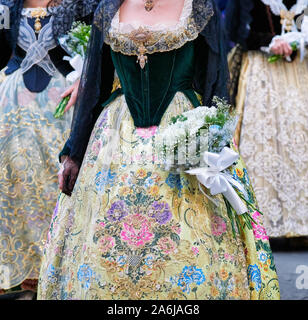 Détail de de face d'une robe de femme fallera,pendant la parade de la couronne dans le festival Fallas de Valence,Espagne.florale dentelle Banque D'Images