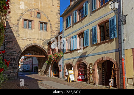 Ribeauvillé, FRANCE, 14 Octobre 2019 : Ancienne tour de bouchers dans la ville médiévale. Ribeauvillé est en partie entouré de vieux murs, et a de nombreux pict Banque D'Images