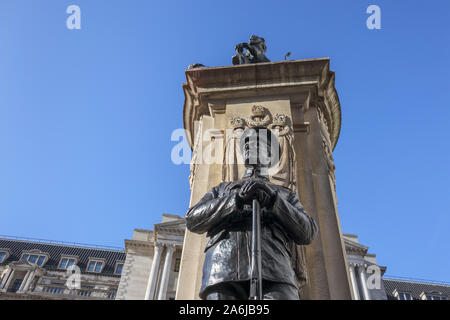 Statue d'un soldat d'infanterie sur les troupes de Londres Monument aux Morts situé à l'extérieur du Royal Exchange en face de la Banque d'Angleterre, Ville de London EC3 Banque D'Images