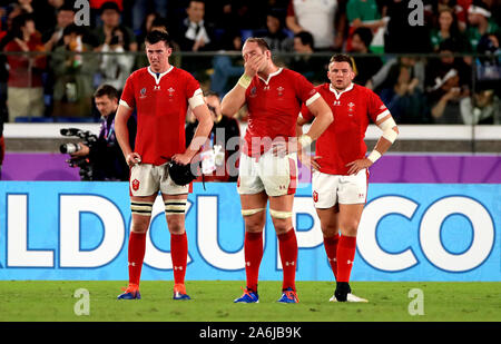 Galles Alun Wyn Jones (centre), Adam Beard (à gauche) et d'Elliot Dee (droite) s abattus après le coup de sifflet final lors de la Coupe du Monde de Rugby 2019 match de demi-finale au stade international de Yokohama. Banque D'Images