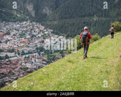 Les randonneurs sur un sentier de Greit jusque dans la vallée, au-dessus de Pfunds et la rivière Inn. La vallée de l'Inn, Tyrol, Autriche Banque D'Images