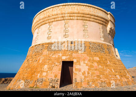 Torre de Fornells, tour de défense côtière pour garder l'entrée du port de Fornells. Menorca, Espagne Banque D'Images