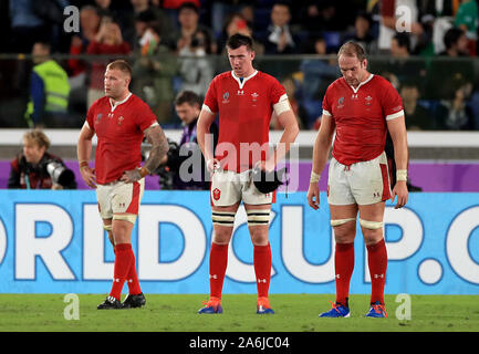 Galles Alun Wyn Jones (à droite) et Adam Beard (centre) apparaissent abattus après le coup de sifflet final lors de la Coupe du Monde de Rugby 2019 match de demi-finale au stade international de Yokohama. Banque D'Images