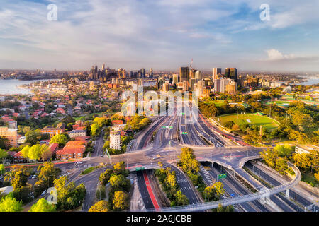 Warringah freeway avec voies multiples autour de l'intersection de North Sydney massive menant vers le pont du port de Sydney en vue aérienne facin élevée Banque D'Images