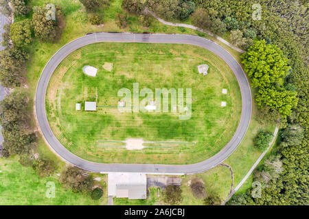 Ovale vert en ville Gosford pour sports athlétiques sur une journée ensoleillée au milieu de vert parc de verdure - vue aérienne de haut en bas Vue de dessus. Banque D'Images