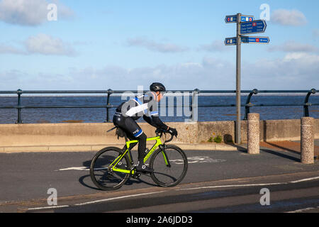 Southport, Royaume-Uni. 27 Oct, 20192 Chilly vent et ciel bleu sur la côte que les cyclistes et les joggers prendre dans la brise de mer et profiter d'un exercice léger le long de la promenade du front de mer à marée haute. /MediaWorldImages AlamyLiveNews. Banque D'Images