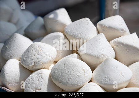 Morceaux de blanc dans le kurt alimentaire nationale marché kirghize Banque D'Images